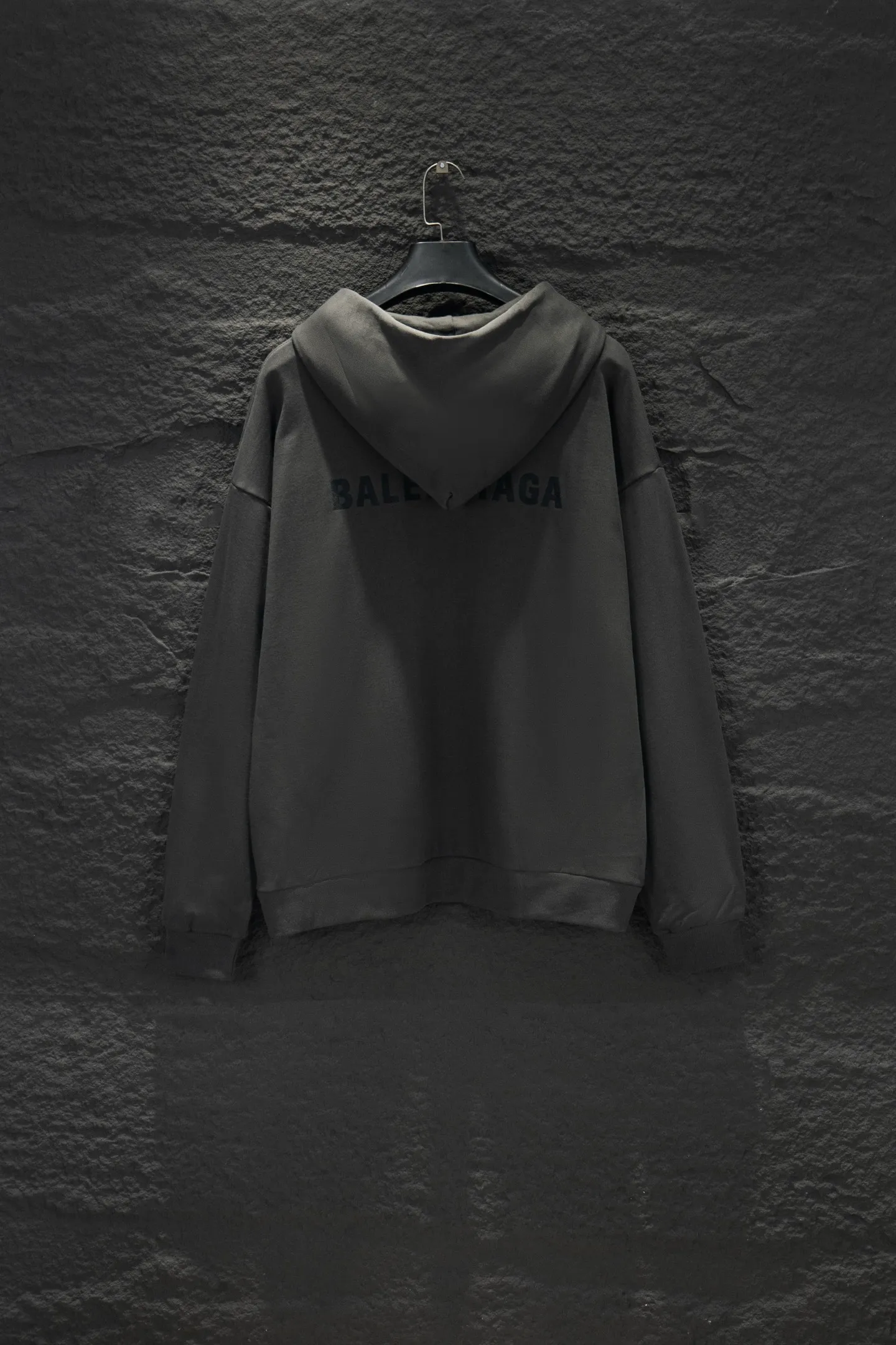 Style number: 5213#P154 🆕Balenciaga 26ss New Arrival open-chest embroidered hooded sweatshirt. The os version is really charming. Balenciaga is also really unique. The new styles of each season are made to the extreme. It is very practical and can be worn casually✔️ - ⚠️100% cotton Made of custom-dyed terry cotton sweatshirt surface, 420g double-ply double yarn, comfortable to the touch. It is made of imported knitting needle carded cotton. The thickness is moderate, drapey and contoured, and the upper body is comfortable! ! It is very tolerant to fat body types and can instantly lose five pounds after wearing it! Front panel #Back panel embroidery elements# The English letters are arranged artistically. Imported Tajima high-density heavy-duty embroidery technology. The fonts are three-dimensional and full. The chest-opening elements are added to the body, which greatly increases the interest of the clothing; unique visual effects. Hem Loose closing Double-layer fabric Good closing effect Exquisite hemming Color: Reactive black High-grade gray Gray white Size: XS-S-M-L